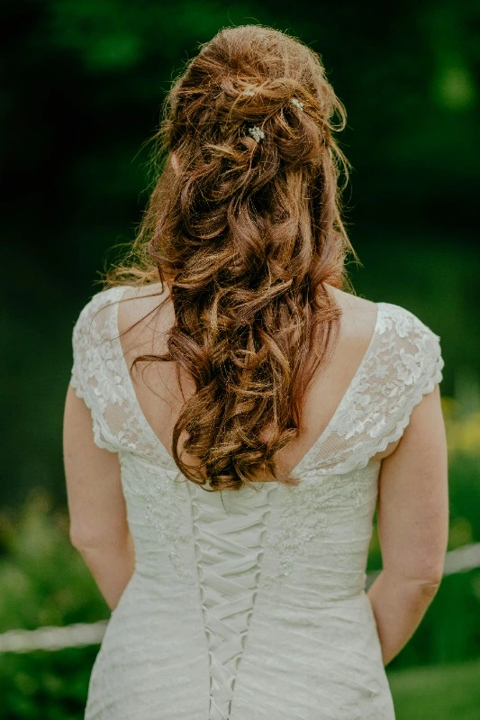 femme en robe de mariée de dos