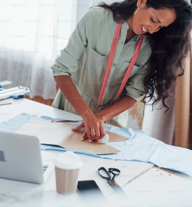 femme en train de creer un patron